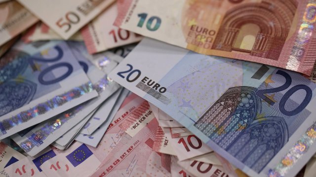 EXPERT: Costurile suspendării finanțării UE vor fi suportate de cetățeni 