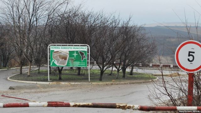 Dezastrul ecologic de la gunoiștea din Țânțăreni va fi evaluat de o comisie ministerială
