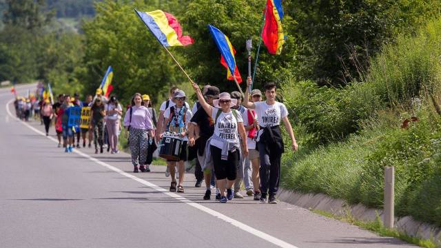 Marșul Centenarului | Flacăra Unirii pleacă de la Sibiu la Curtea de Argeș (VIDEO)
