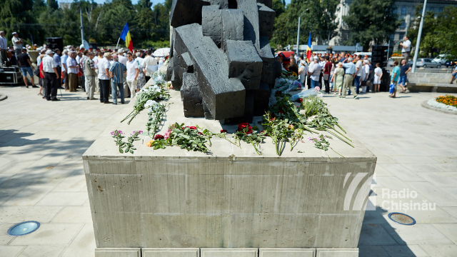 FOTO | Victimele deportărilor staliniste, comemorate la Chișinău