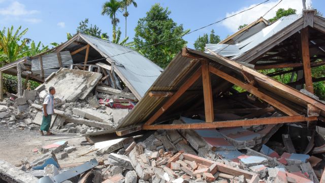 Sute de persoane blocate pe muntele Rinjani, de pe o insulă indoneziană, în urma unui cutremur
