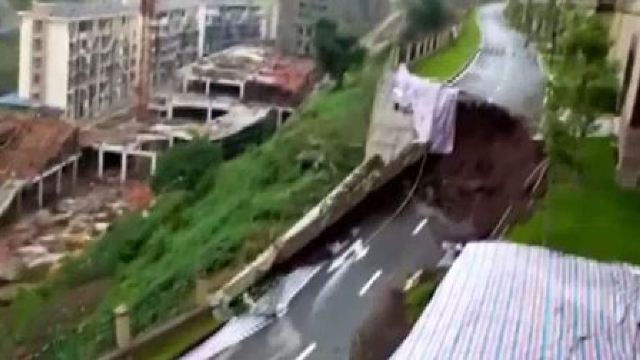 VIDEO | O porțiune de 50 de metri de drum s-a prăbușit într-o provincie din China