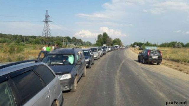 Coloană de mașini pe o distanță de câteva sute de metri la ieșirea din țară prin trecerea Palanca-Maiaki-Udobnoe