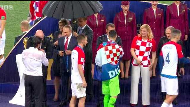 Vladimir Putin, ridiculizat pe Twitter de germani după ce s-a adăpostit sub umbrelă la finala CM 2018