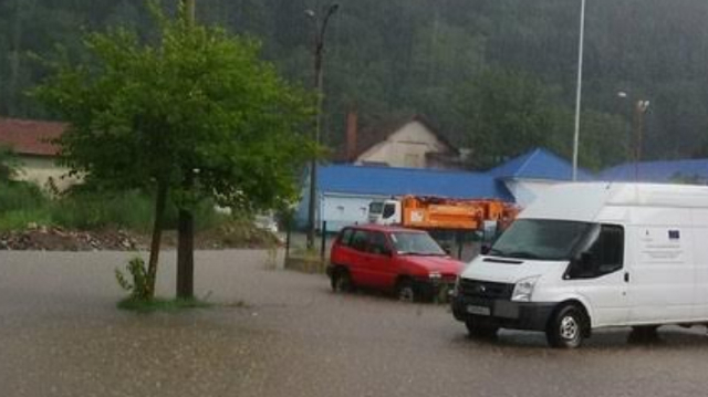 Ploile au făcut ravagii în România: Sute de curți, subsoluri, case și drumuri au fost inundate