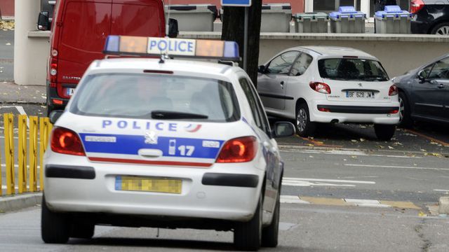 Un autoturism cu explozibili în portbagaj a fost găsit în parcarea unui centru comercial din nordul Parisului