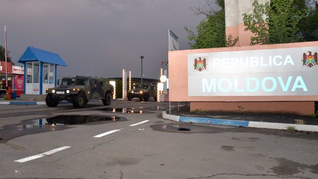 FOTO | Militarii moldoveni au pornit în Ucraina, unde vor participa la exercițiul „Sea Breeze 2018”