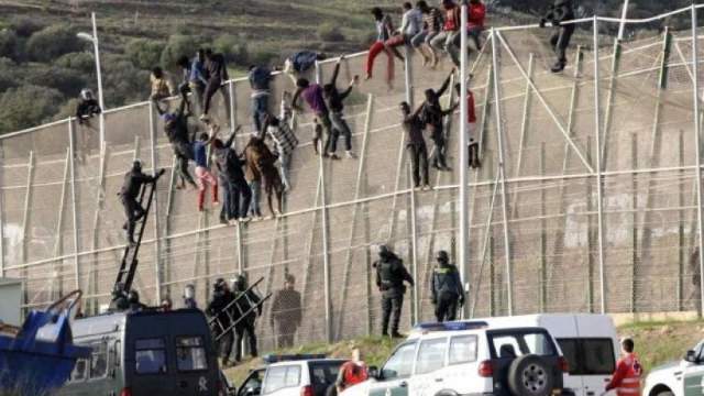 Sute de migranți, înarmați cu arme improvizate, au luat cu asalt frontiera Marocului cu enclava spaniolă Ceuta