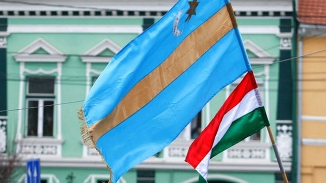 Trei localități din Transilvania vor plăti amenda pentru arborarea steagului secuiesc, aplicată președintelui Consiliului Județean Mureș