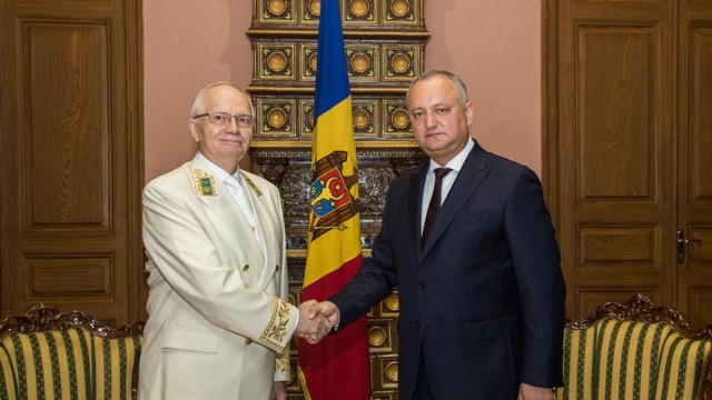 Igor Dodon l-a decorat pe Ambasadorul Federației Ruse la Chișinău, Farit Muhameșin, cu Ordinul de Onoare 