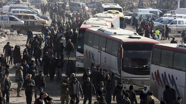 Mii de civili și combatanți pro-regim din două localități siriene au început evacuarea pe cale rutieră