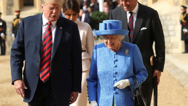 VIDEO | Trump încalcă protocolul regal. A luat-o în fața reginei și dezvăluit că i-ar fi spus că Brexit-ul este 