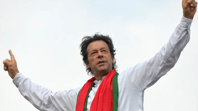 Pakistan | Imran Khan a declarat victoria partidului său și a promis primul guvernul care nu va apela la persecuții politice