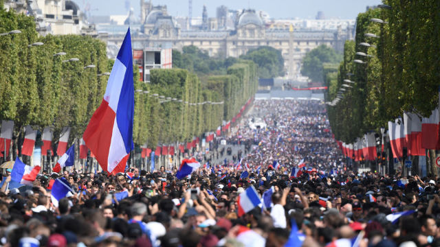 Echipa de fotbal a Franței a revenit cu trofeul Cupei Mondiale la Paris. Peste 300.000 de persoane au umplut străzile