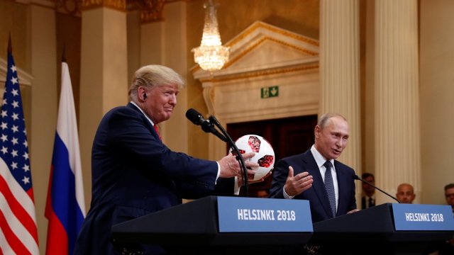 Întârzieri, o minge de fotbal și gesturile care au exprimat mai mult decât cuvintele la summit-ul dintre Trump și Putin