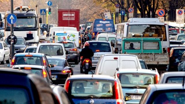 Trafic aglomerat pe străzile Chișinăului și radare pe drumurile naționale 