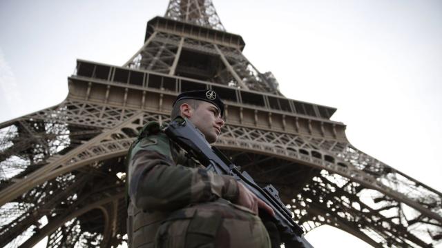 Francezii sunt în alertă. Sute de persoane acuzate de terorism sau radicalizate vor fi eliberate din închisoare