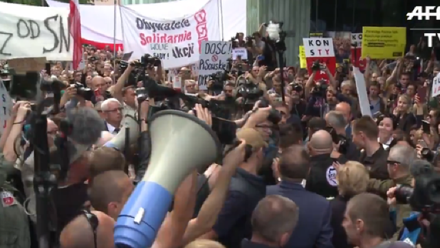 VIDEO | Proteste la nivel național în Polonia, după ce președintele a semnat o lege controversată 
