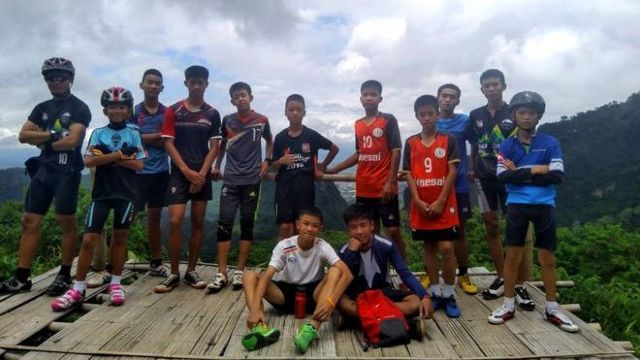 Cei 12 băieți și antrenorul lor eliberați dintr-o peșteră din Thailanda au povestit prin ce au trecut