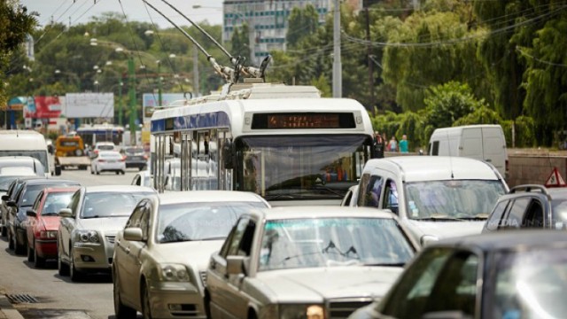 Fluxul mare de transport pe străzile Chișinăului și circulația cu dificultate