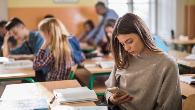 Parlamentul francez a adoptat definitiv o lege care interzice telefoanele mobile în școli și licee