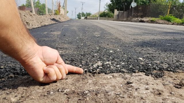 VIDEO | „Drumuri bune” de grosimea unui deget în Raionul Florești, cu asfalt turnat în noroi. Reacția autorităților locale