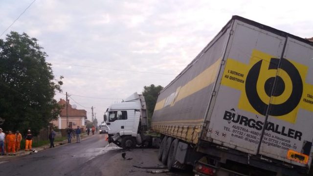 UPDATE | Detalii despre accidentul din România. Cei doi cetățeni din R.Moldova care au decedat erau tată și fiu