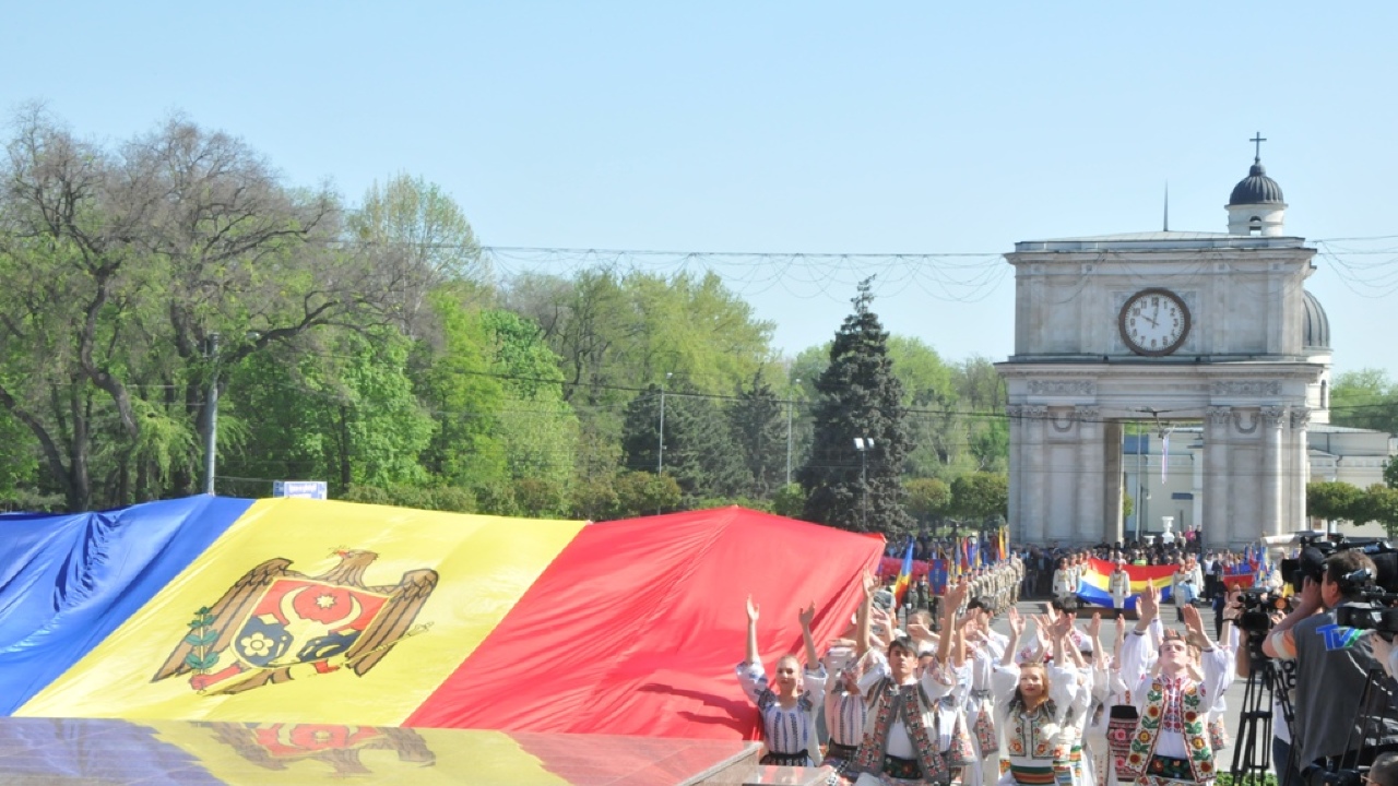 27 августа человек. Лимба ноастрэ в Молдове. Площадь Великого национального собрания Кишинев. Лимба ноастрэ праздник. День национального флага Молдова.