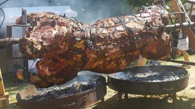 Un taur de aproape două tone a fost gătit la proțap, la Sibiu (FOTO)