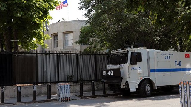  Polițiștii turci îi caută pe cei care au tras focuri de armă înspre ambasada SUA din Ankara