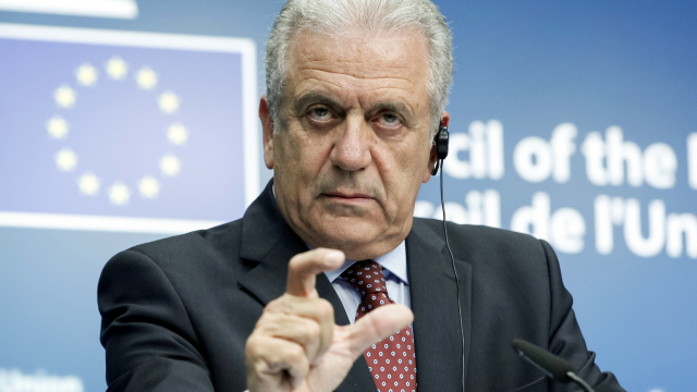 Să ataci UE e ca și cum ți-ai trage un glonț în picior, spune comisarul european pentru Migrație
