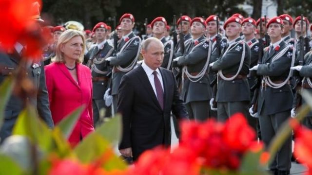 Vladimir Putin vine cu un cadou special la nunta șefei diplomației austriece, Karin Kneissl