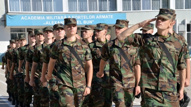 FOTO | Tinerii admiși în Academia „Alexandru cel Bun”, inițiați în arta militară
