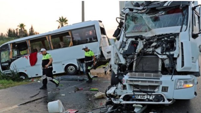 Autocar cu 25 de turiști ruși, care plecau din Belek spre aeroport, a fost implicat într-un accident rutier