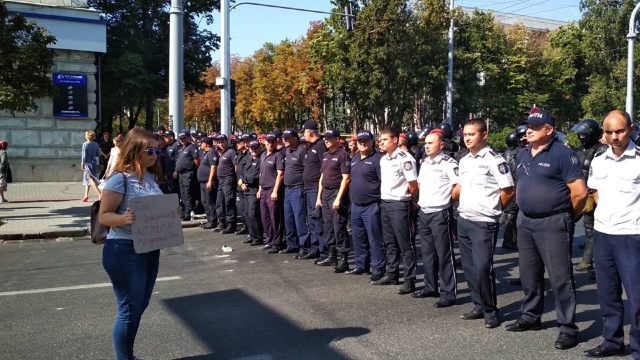 FOTO | Manifestanții au rupt cordonul polițiștilor, au mărșăluit pe mai multe străzi și au revenit la monumentul lui Ștefan cel Mare și Sfânt