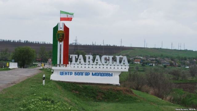 FOTO | Orașul Taraclia are propriul drapel și propria stemă cu inscripția în limba bulgară „Spiritul bulgar este invincibil”