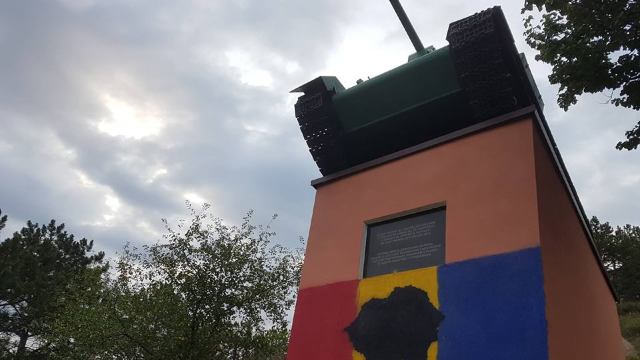 FOTO | Postamentul tancului sovietic de la Leușeni, vopsit în tricolor 