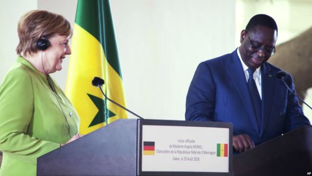 Angela Merkel se află în Senegal la începutul unui turneu de trei vizite oficiale în Africa de Vest