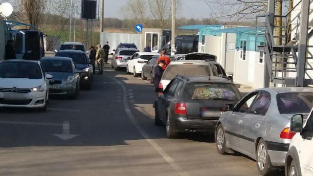 Circulație dificilă la granița cu Ucraina, din cauza traficului intensiv pe direcția de ieșire din R.Moldova