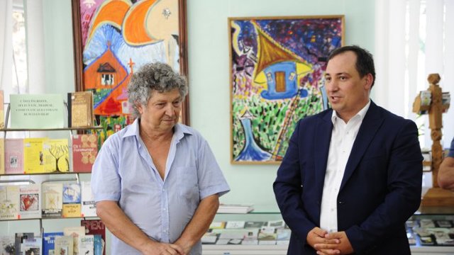 Poetul Iulian Filip a vernisat o expoziție personală de artă plastică și carte