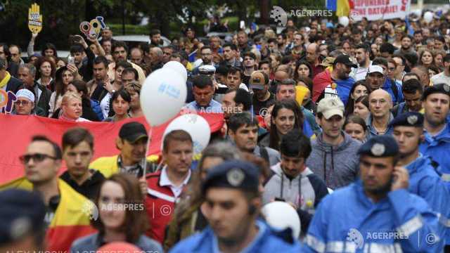 Românii din diaspora se adună la București; miting în Piața Victoriei, anunțat pe rețelele de socializare
