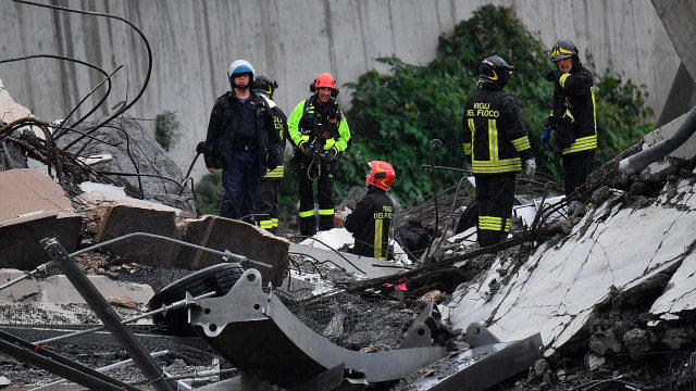VIDEO | Maximă implicare pentru echipele de salvare în căutarea supraviețuitorilor după prăbușirea podului la Genova