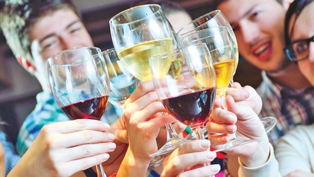 STUDIU | Consumul exagerat de alcool, ca și abstinența totală duc la un risc crescut de dezvoltare a demenței