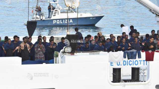 Bruxellesul spune că nu s-a găsit încă o soluție pentru nava cu migranți dintr-un port italian

