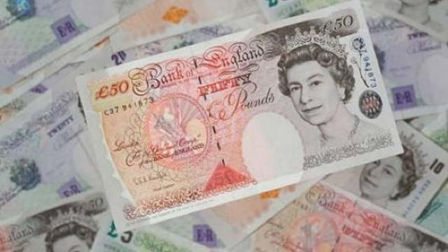 Avertismentul analiștilor: Lira britanică s-ar putea prăbuși cu 10%