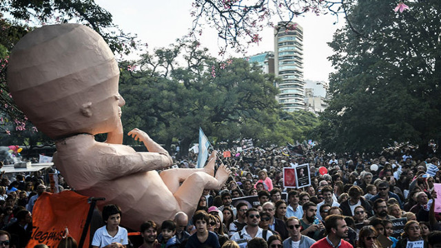 Argentina | Protestatarii pro-avort au aruncat cu pietre și sticle după ce Senatul a votat împotriva legalizării avortului