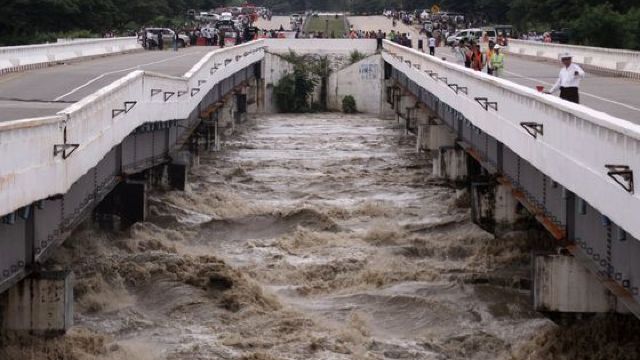 Peste 50.000 de oameni și-au evacuat locuințele după ce un baraj s-a rupt în Myanmar