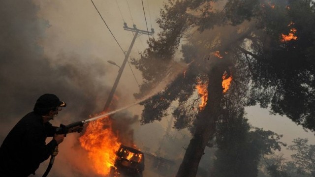 Alte incendii violente pe o insulă din Grecia. 500 de persoane au fost evacuate