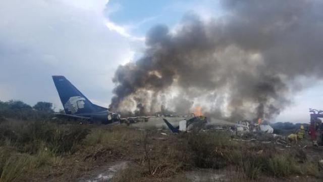 Un avion plin cu pasageri a luat foc după prăbușire în Mexic, dar nimeni nu a decedat