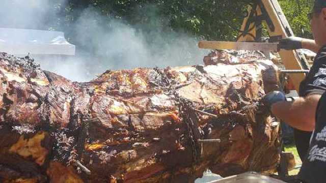 Un taur de aproape două tone a fost gătit la proțap, la Sibiu (FOTO)
